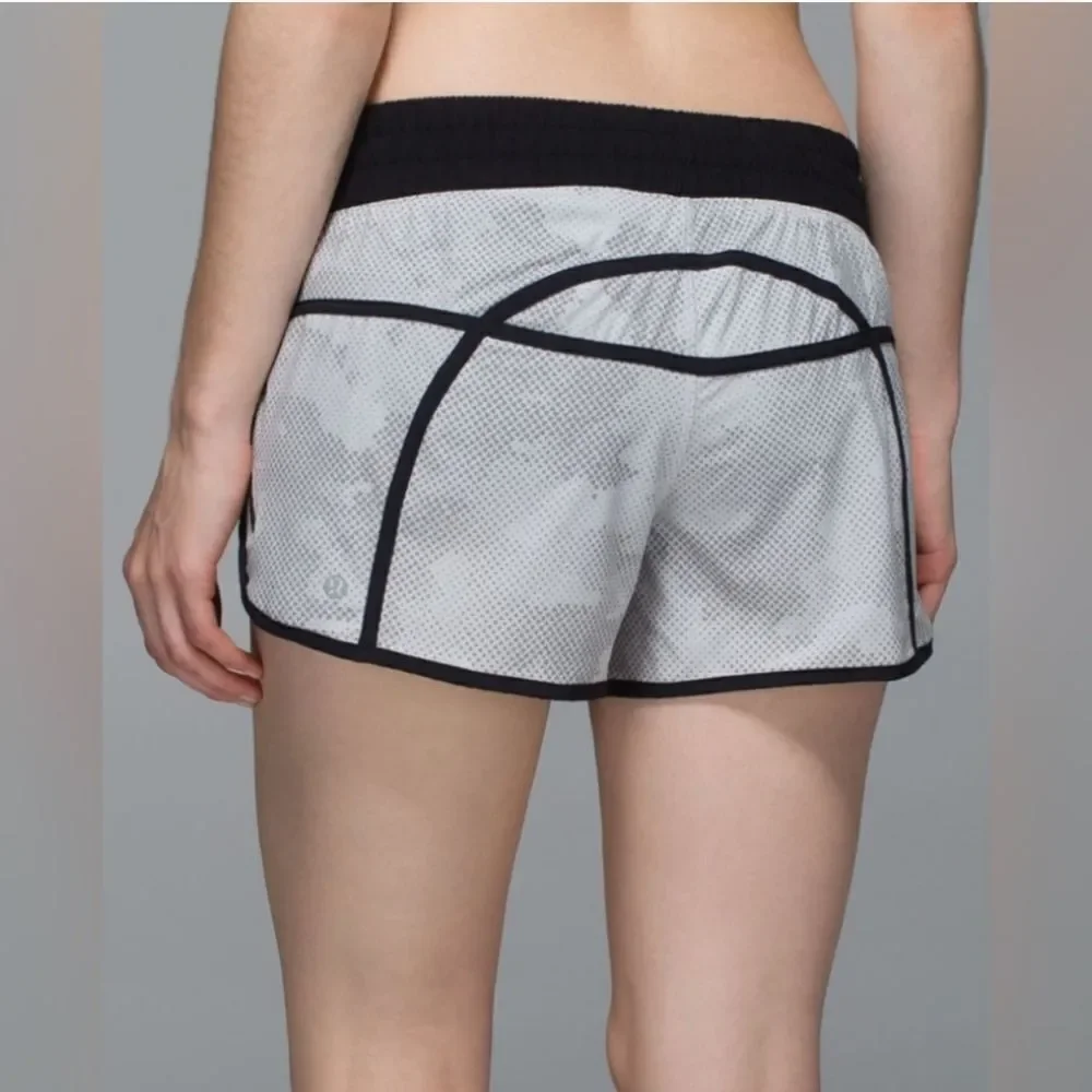 Lululemon Womens Tracker Short III 4 Way Stretch Running Workout Size 8